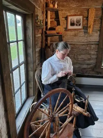 Kvinne stikker ved rokken