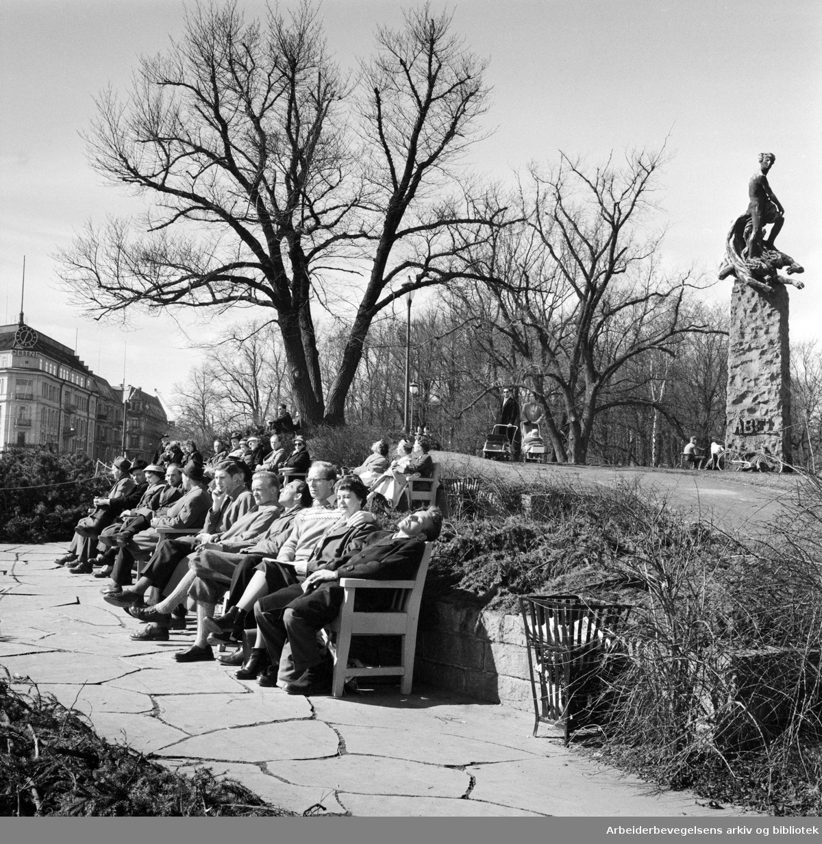 Vårstemning på Abelhaugen. Trangt om plassene på parkbenkene. April 1958.