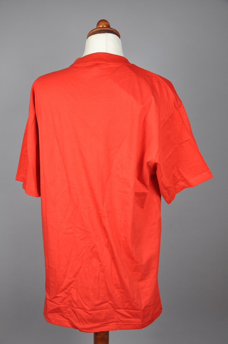 Rød t-skjorte i bomull, størrelse Medium. Postenlogo trykt på venstre bryst.