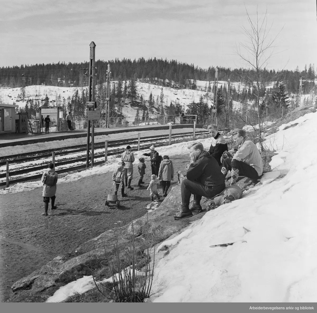 Holmenkollbanen. Frognerseteren Stasjon. April 1958 