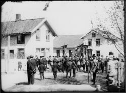 Korps marsjerer først i 1. mai tog, bak ses flere faner.