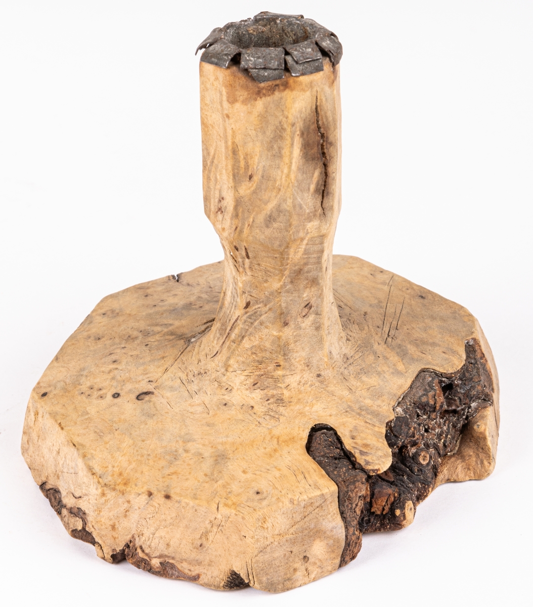 Ljusstake av trä, skuren i ett stycke, märkt 1841 - T. Foten sjukantig, sönder.