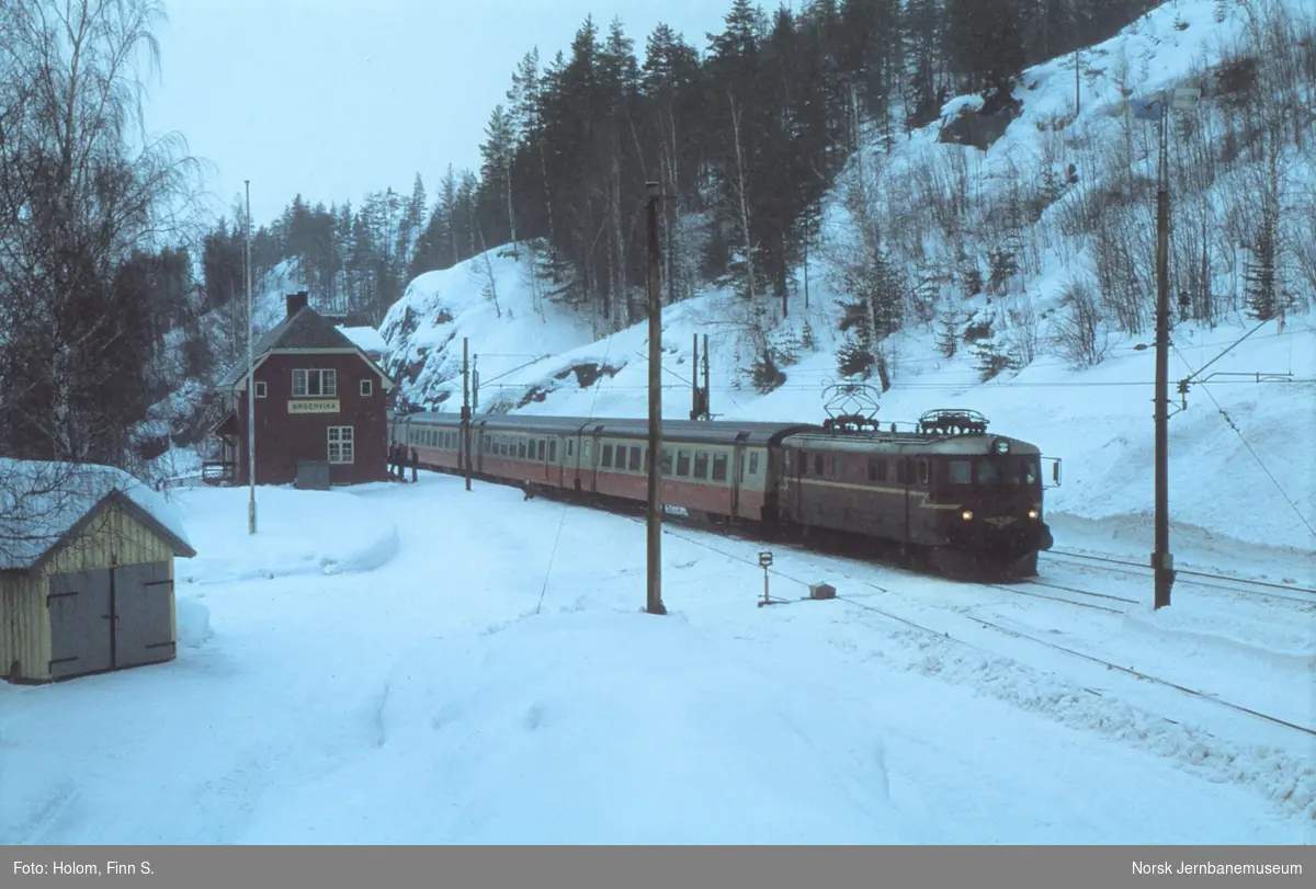 Elektrisk lokomotiv El 11 2078 med prøvetog med sveitsiske krengevogner på Ørgenvika stasjon