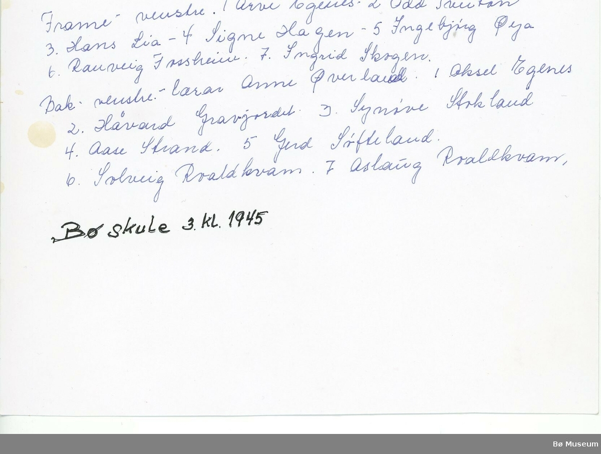 3. klasse på Bø skule i 1945.  Namn står på bilde 2.
