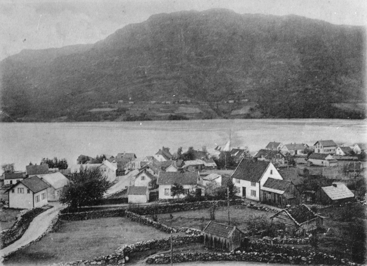 Landskap frå Ølensjøen sett mot nordaust, 23. desember 1905. Ølsjøen og Bygdarenuten i bakgrunnen.