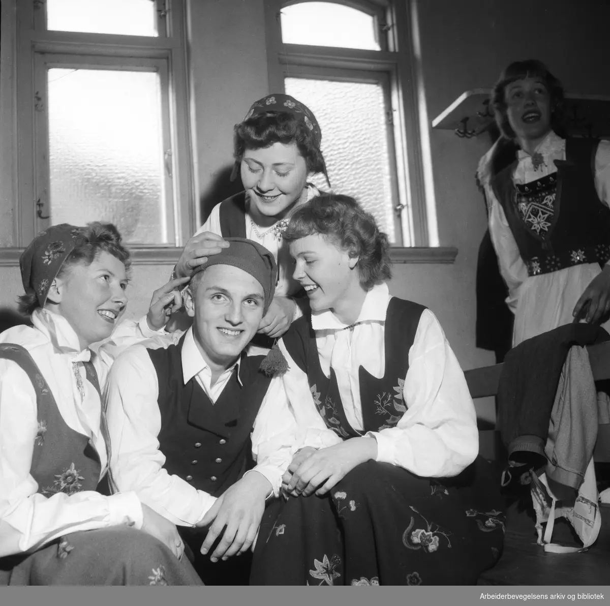 Dansarring på Foss skole. Fra venstre: Anne Lise Bråthen, Vidar Rodvang, Berit Brekke og Edith Hafron. Mars 1955.