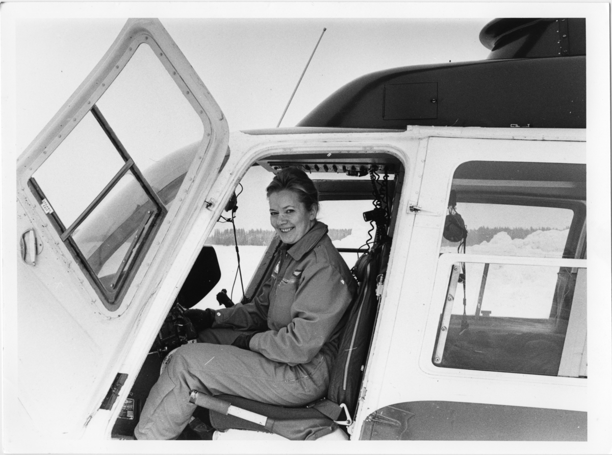 Martha Johansen ombord i Helikopter Services skolehelikopter, en Bell Jet Ranger.