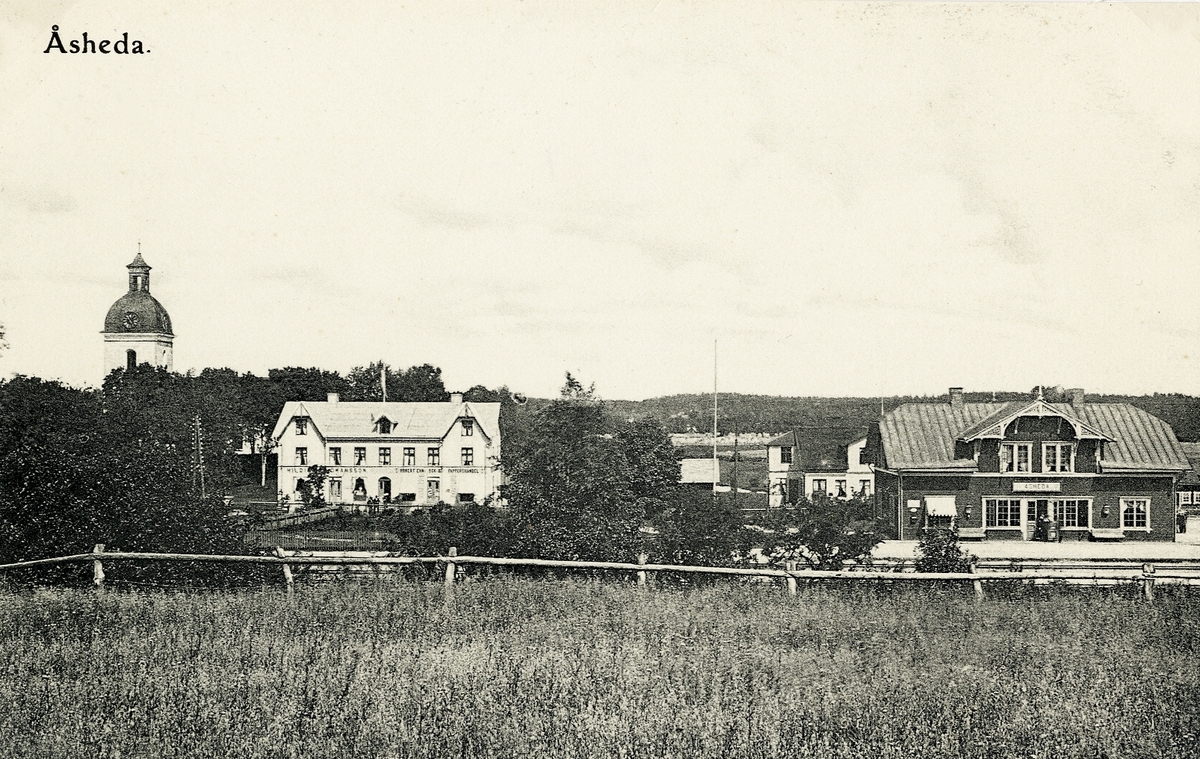 Åseda. Vy över centrum med kyrkan, dåv. Robert Ehns bokhandel och järnvägsstationen, 1906.