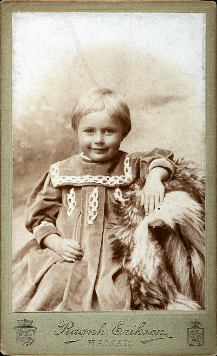 Astrid Sterud. f. 1896. Hamar. Barneportrett.
