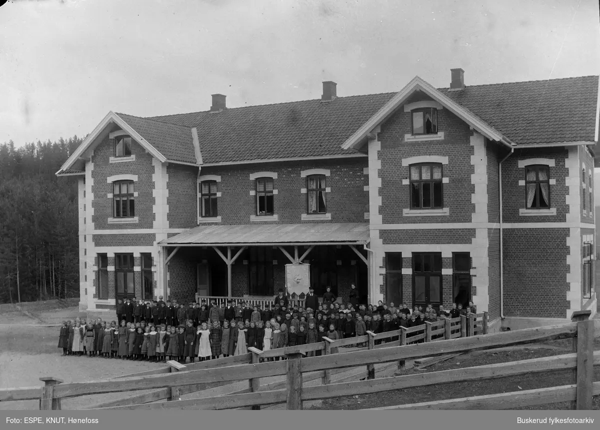 Første skoledag på Ullerål skole. Bygget i 1901.Ullerål skole avløste Alme skole i 1902, og flyttet inn i en flott skolebygning på toppen av en haug ved veien til Ådal som det står i beskrivelsen fra den tid.