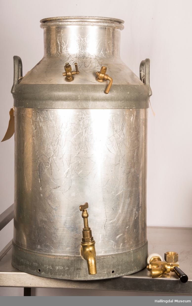 50 liters aluminiums "melkespann" fra HØYANG med lokk og 2 luftekraner (messing) i toppen og en tappekran i bunn.  Det er med en ekstra tappekran i messing.  Spannet er brukt til kreopan og kreolact.