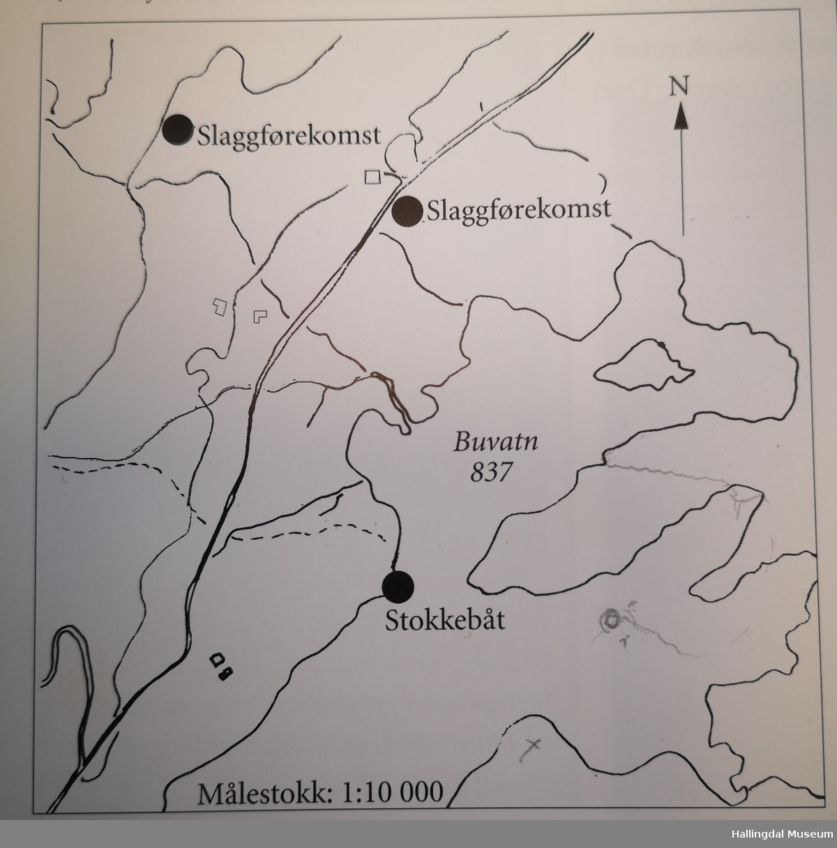 Stokkebåt funnet i Buvatn i Nes Østmark av Knut Engene i 1950- åra.  
Tre, skåret. Uthult trestamme.  I den ene ende tilspisset.  I den andre forhøyet i trapper.  Meget defekt.