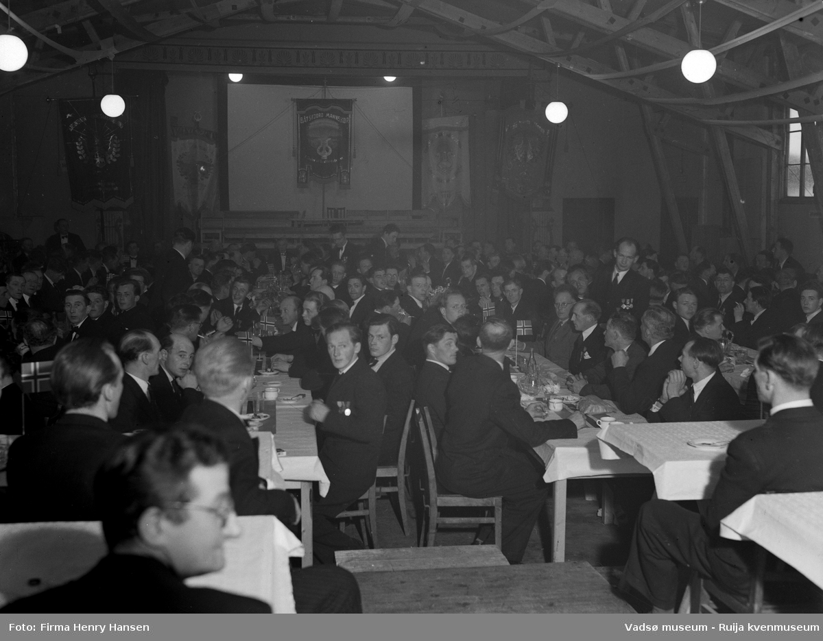 Vadsø.  Flere kor fra Finnmark samlet til sangerstevne i Vadsø pinsen 1949. Bildet er tatt under sangermiddagen i kinobrakka. 