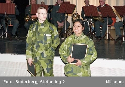 Ceremoni. Hemvärnet på fritidsgården på Ing 2. Hemvärnssoldater, Gustavsson till vänster och Perry till höger.
