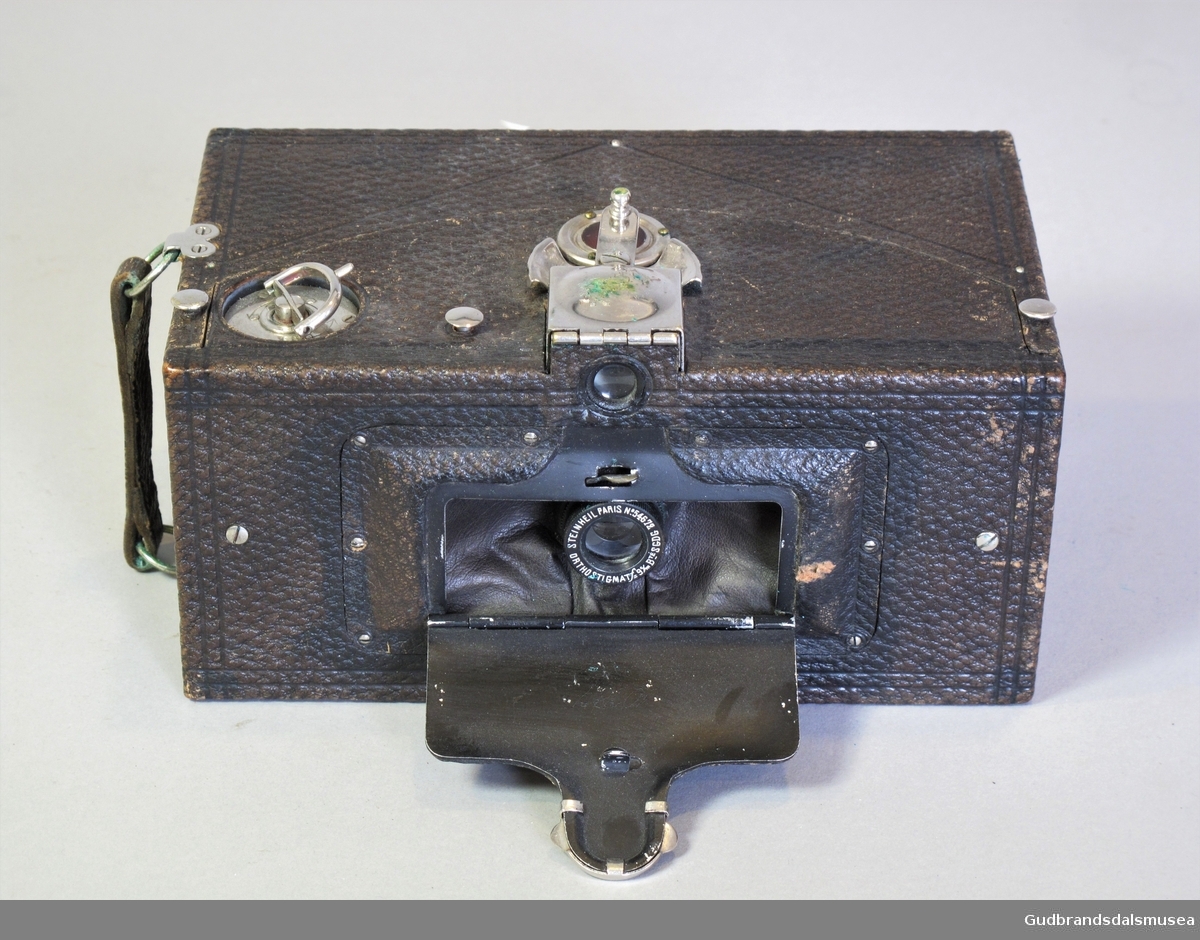 Kodak panoramakamera model no.1 som ble produsert fra 1900 til 1926. Kamerahus bekledt med tynt, brunt lærbelegg. Kameraveske av lær med reim og liten nøkkelhullslås og tilhørende nøkkel. Objektivet er svingbart via et lite håndtak på toppen av kamerahuset og dekker en vinkel på 112 grader. Negativformat på 57 x 178 mm. Kameraet er håndholdt.