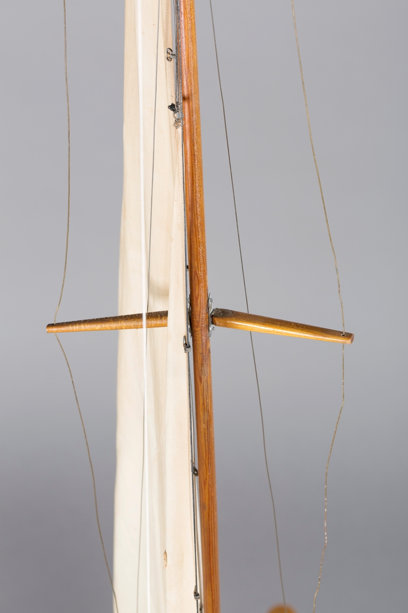 1 meter med seil og mast
