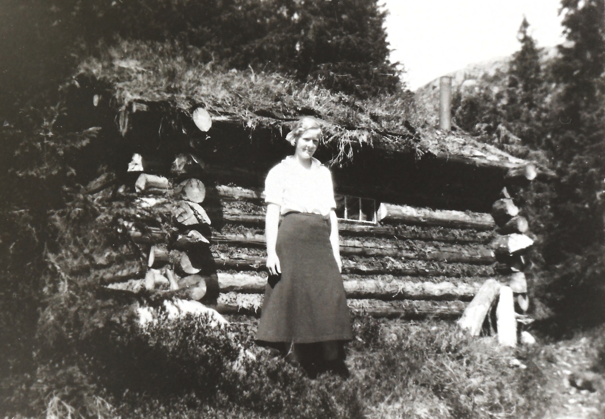 En hytte satt opp av August og Karl Person som var skogsarbeidere her først i 30-åra. Dette var deres tilholdssted ved Øvre Urstjern. 	Hytta står ennå. Margit Næss (1911-1993) datter til grunneier.