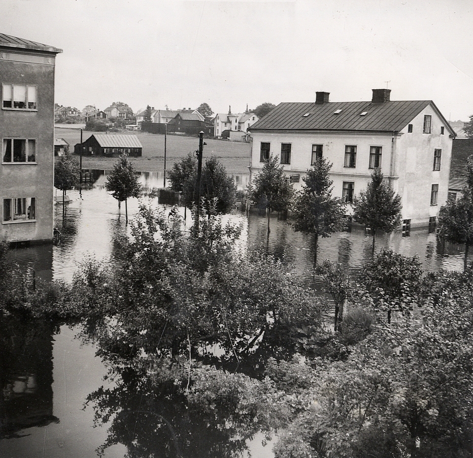Översvämning på Linnégatan, Växjö, 1940. Man ser hus i kvarteren Mörner och Dalen.