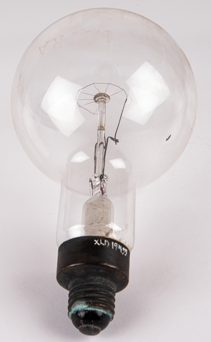 Glödlampa, glas. Text i vitt på glaset "NITRA"
