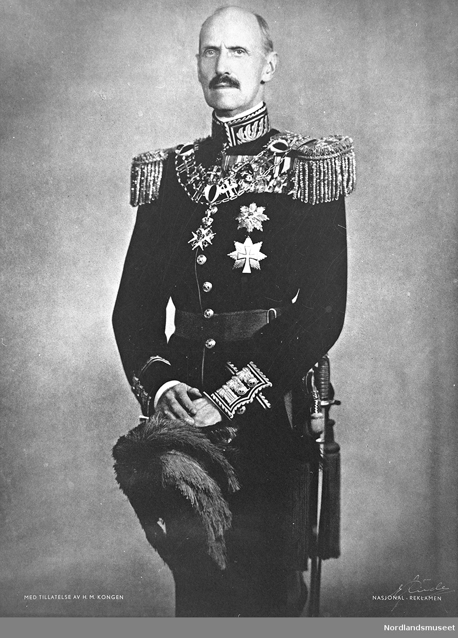 Portrett av kong Haakon VII i paradeuniform.