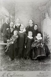 Anund O. og Kari Tollevsdtr. Kleiva i Øvre Bø med sju ungar 