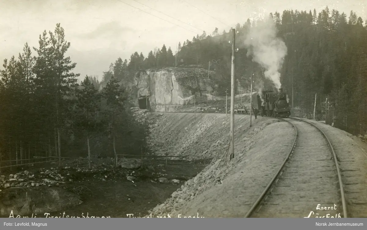 To damplokomotiver type IV med arbeidstog ved Espebu mellom Gaukås og Treungen stasjoner, trolig kort tid før banen mellom Åmli og Treungen ble åpnet i 1913