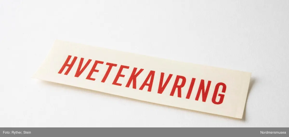 Etiketter til å feste på emballasje. Brukt av Sibas bakeri i Kristiansund.
