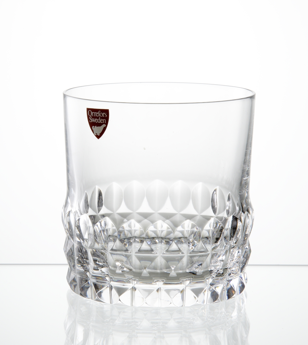 Design: Ingeborg Lundin.
Whiskyglas, cylindrisk kupa med diamantslipad dekor runt kupans nedre del. 
Fabriksmärke: Röd botten med vit text.