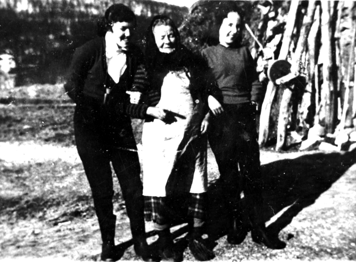 Tre personer i Kaperdalen på Senja. 1961.