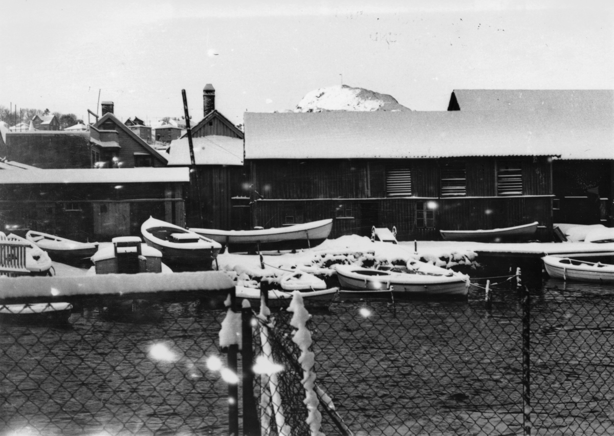 Det gamle "Reine", mars 1939. Området nedenfor Tengesdals forretning. Det gamle slakterhuset hvor Søyland hadde garveri i 1939.