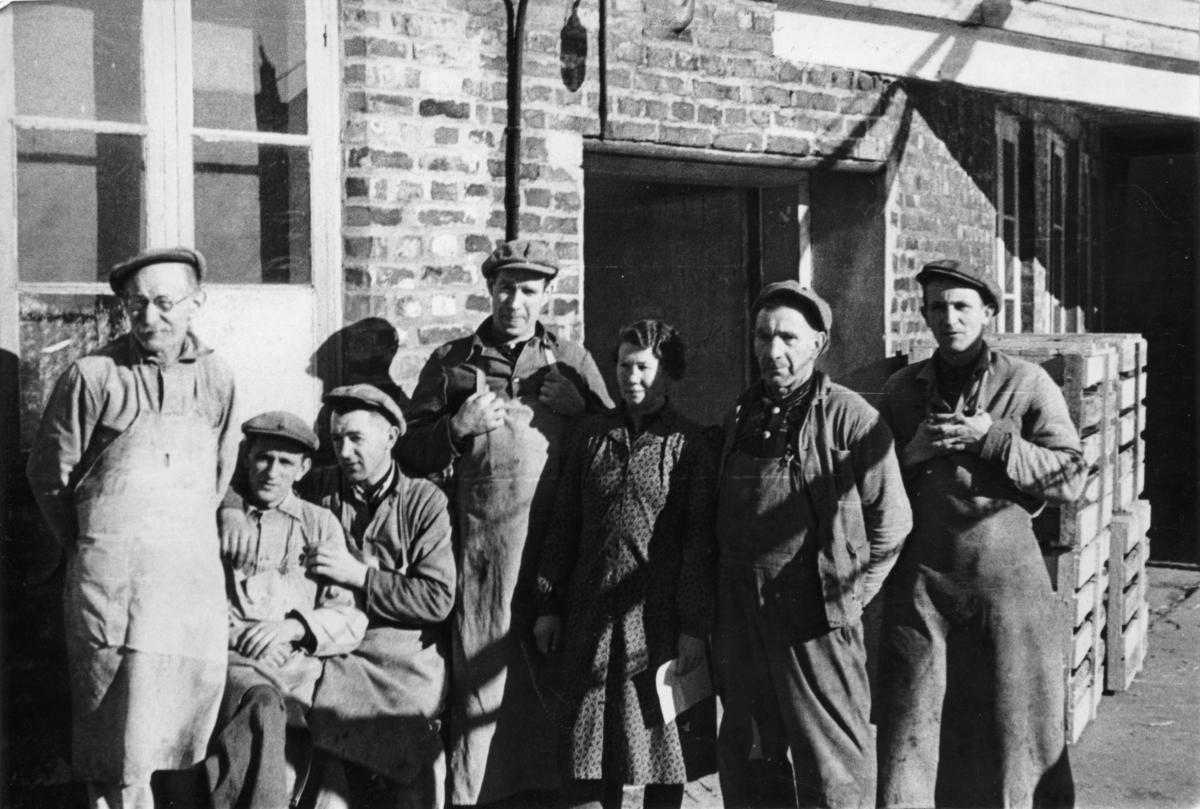 Pakkhusarbeidere på Fayancen, februar 1944.