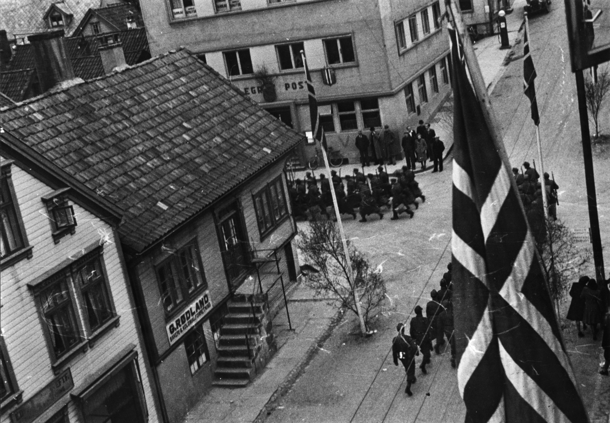 De siste tyske soldatene forlater Egersund og marsjerer til Slettebøleiren, 11. mai 1945. Etter denne dagen hadde ingen bevæpnede tyskere lov til å vise seg i byen.