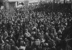 Folkemengden på Torget etter "Fredstoget", 8. mai 1945.