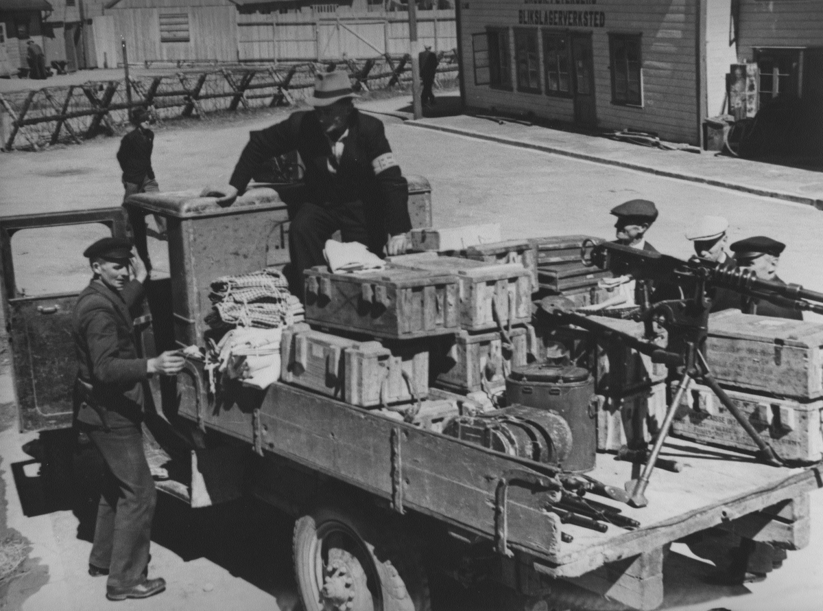 Hjemmestyrkenes utrykningsavdeling med utstyr, mai 1945.