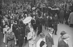 Borgertoget kommer inn på torget, 17. mai 1945.