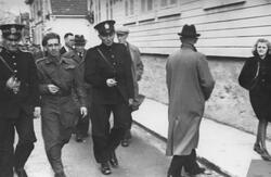 På vei til politikammeret etter talen på Torget, 17. mai 194
