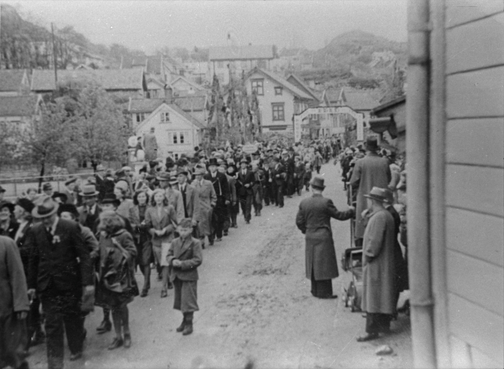Borgertoget på Damsgårdsbroen, 17. mai 1945.