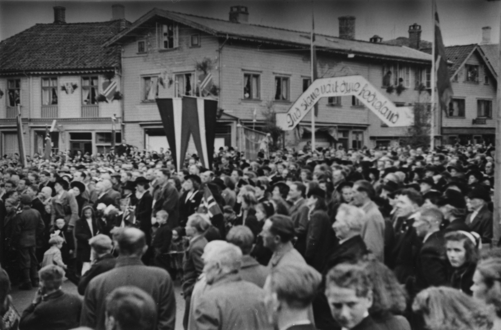 Folkemengden på Torget, 17. mai 1945.