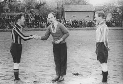 Fotballkampen mellom Eik A og Eik B, 17. mai 1945.