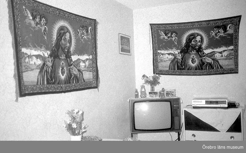 "Folket i Brickebacken"  bostad, interiör, bilden tagen av ungdomar på fritidsgården. Gobeläng, Jesus, TV.