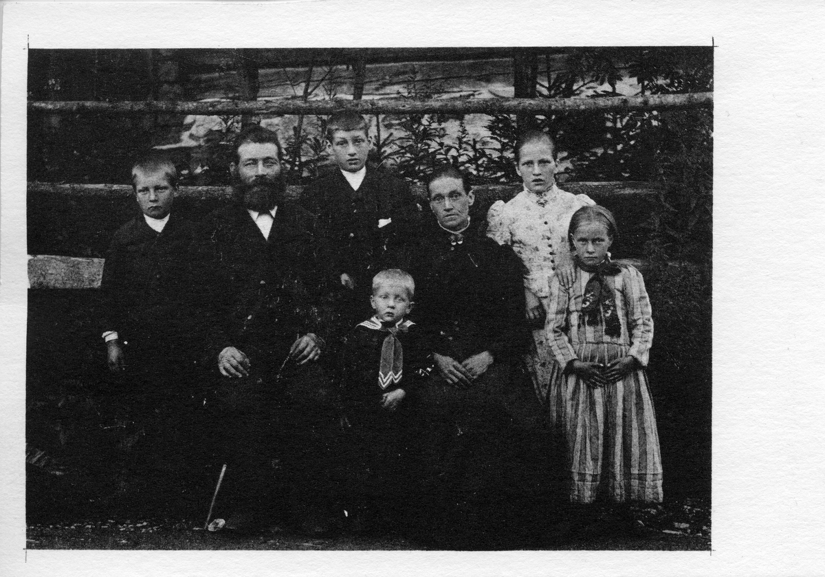Frå venstre: Søren, Anton Bendiksen (far), Bendik, Gunhild (mor), Birgit og Anna. Bernard i front.