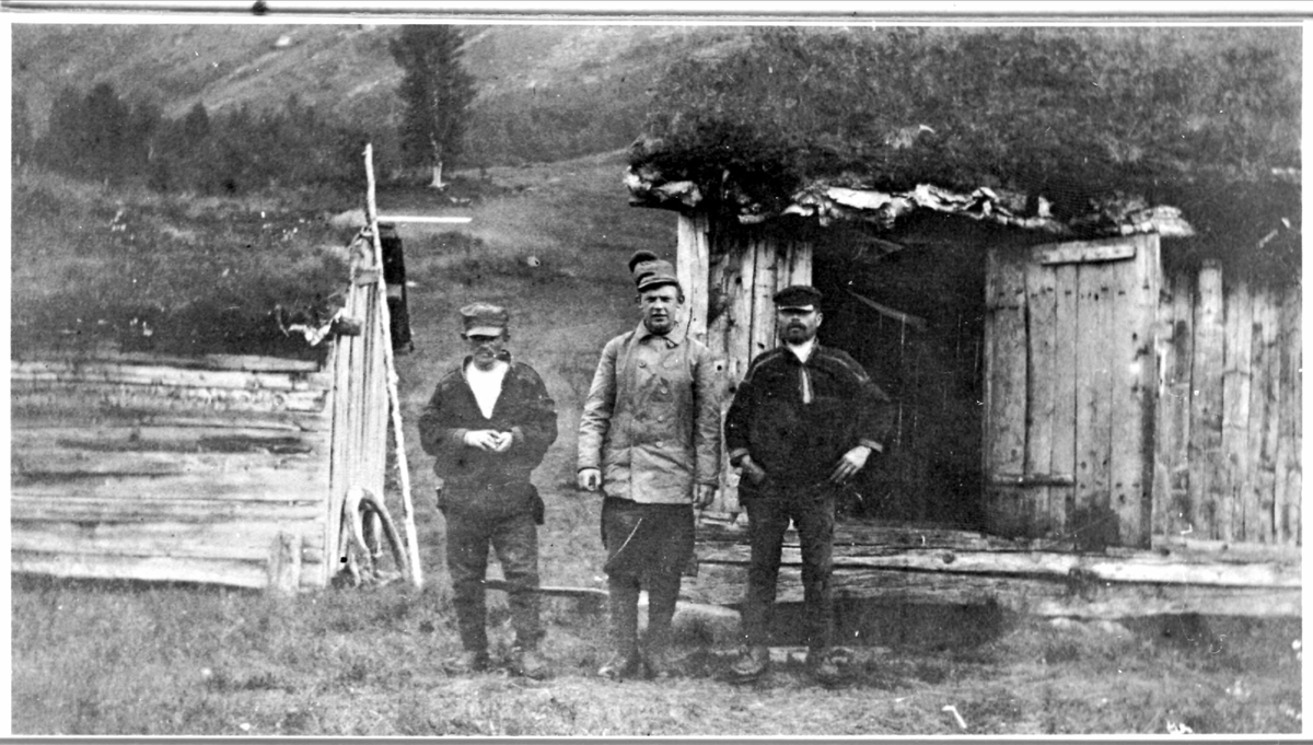 Tre samiske menn foran uthus i Krokelv.