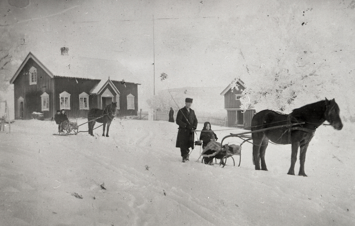 Saga i Bø.  På veg til kyrkja i Bø  juledag i 1907.