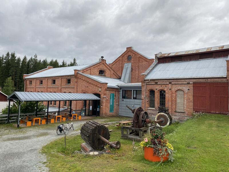 Bilde av inngangspartiet på Anno Klevfos industrimuseum, den gamle fabrikkbygningen.