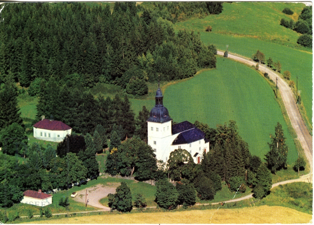 Flyfoto av Jevnaker kirke.