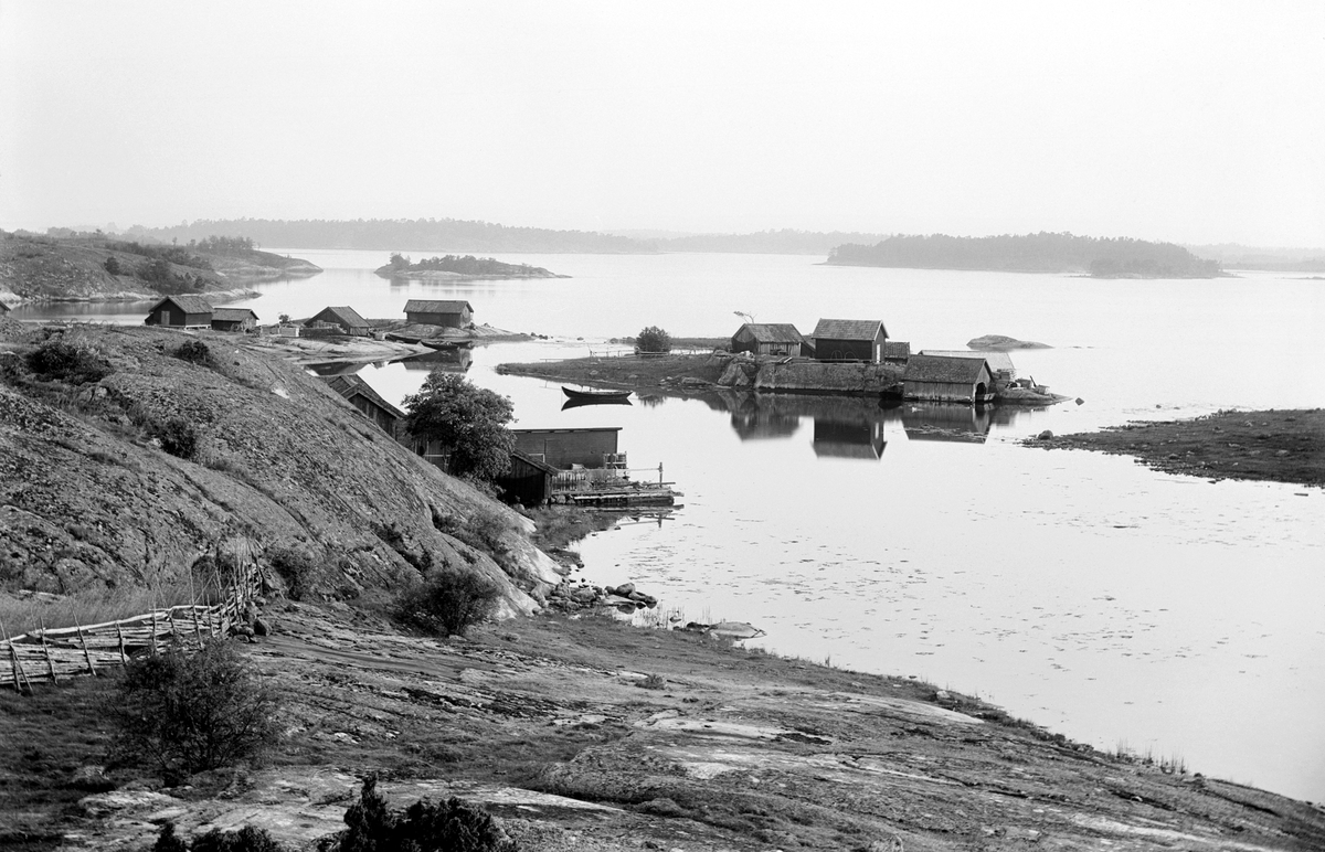 Dryga 100 år har förflutit sedan bygdefotografen Emil Durling frös denna vy över Husfjärden från Harstena. Ännu är Stångskär i blickfånget omfluten och Båtsviken till vänster farbar.