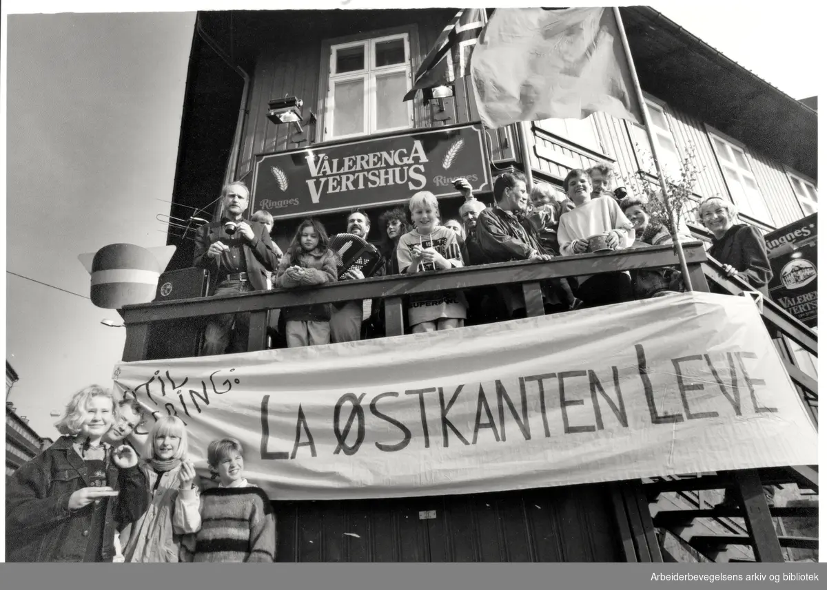 1. mai 1991, Oslo.Parole:" La Østkanten Leve!" på Vålerenga Vertshus. Gutt i hvit genser under flagget er Aslak Borgersrud.
