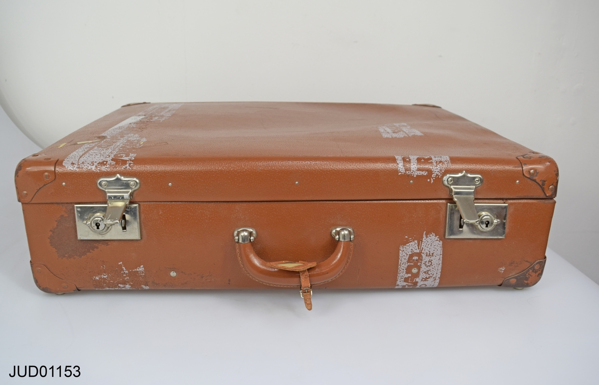 En stor brun resväska med 28 monterade fotografier tagna av kända svenska personligheter. Signerade a tergo.