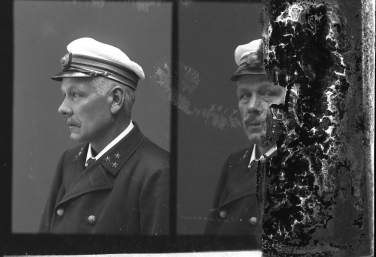Bröstbild av en man i uniform. Två bilder på samma glasplåt.