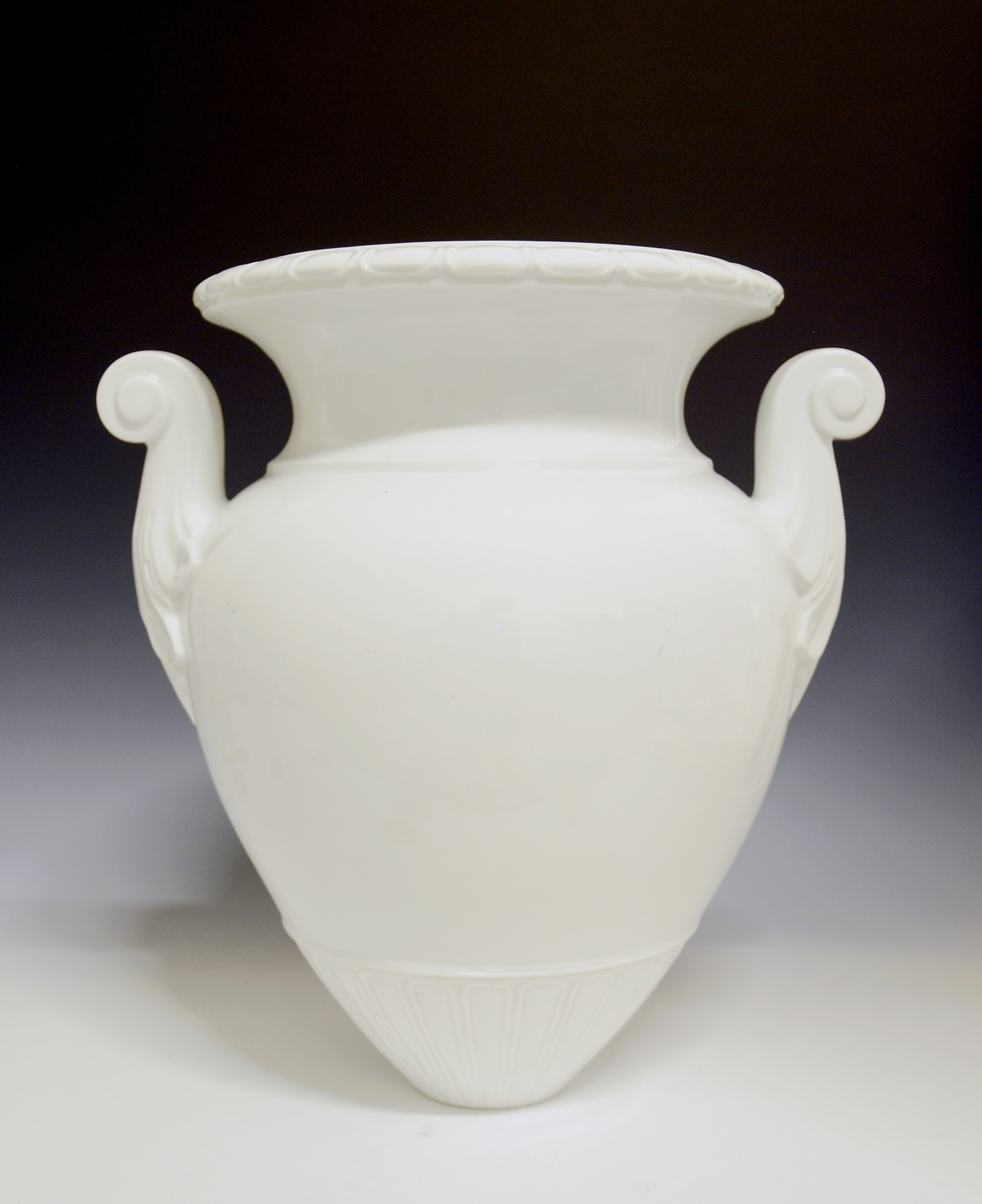Stor vase av porselen. Ellers samme som TGM-BM.1967-390, men med hvit glasur, uten dekor. 